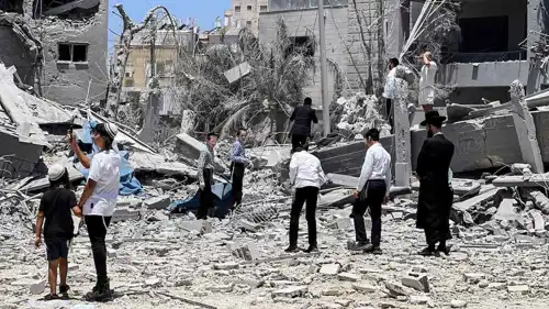 يهود متشددون في موقع متضرر في بني براك، إسرائيل.