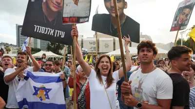 من احتفالات عائلات الرهائن بالإفراج عن عيدان ألكسندر