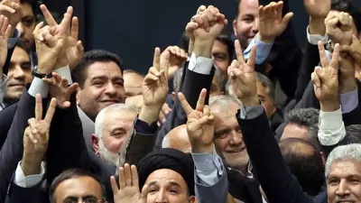 اسماعيل هنية برفقة الرئيس الإيراني الجديد في صورة جماعية