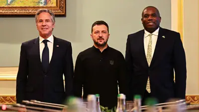 زيلينسكي بين وزيري الخارجية الأمريكي والبريطاني