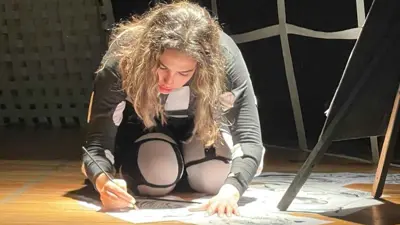 مشهد من المسرحية