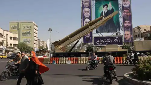 صورة لخامنئي وقتلى إيران وسط طهران