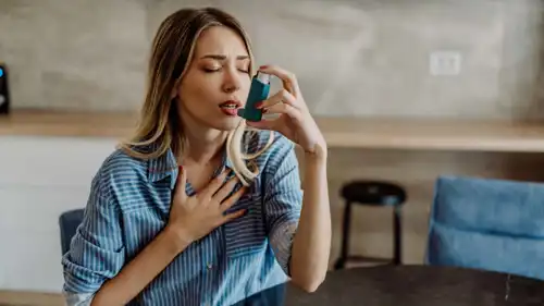 سيدة مصابة بالربو