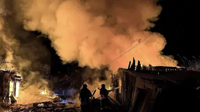 فرق إنقاذ تخمد حريقاً في أوكرانيا بعد هجوم روسي