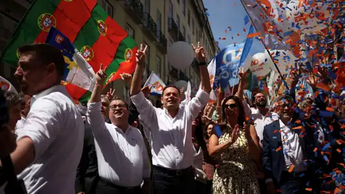 رئيس الوزراء لويس مونتينيغرو يلوح بيده في حملة سابقة