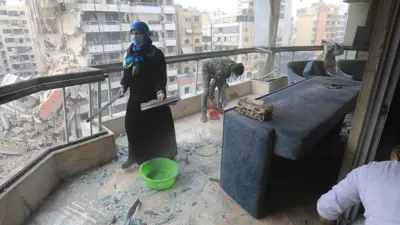 لبنانيون يزيلون الأنقاض والركام من شقتهم في الضاحية الجنوبية