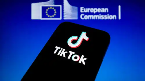 شعار المفوضية الأوروبية يظهر خلف شعار تيك توك