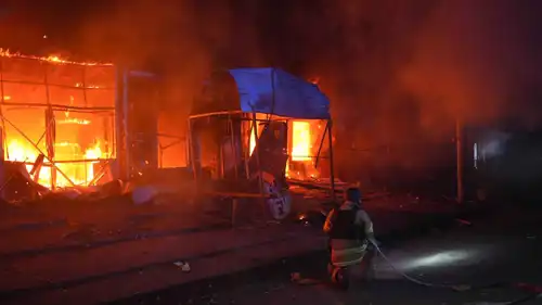 محولة إخماد حريق في موقع غارة روسية على زابوريجيا