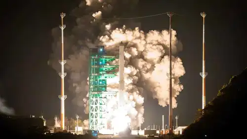 لحظة إطلاق الصاروخ "نوريهو" إلى الفضاء