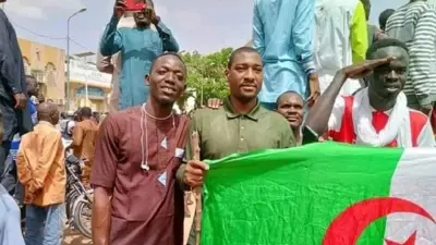 نيجريون يرفعون علم الجزائر بعد الانقلاب