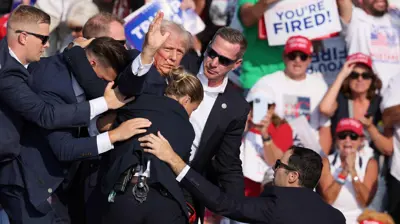 الرئيس الأمريكي السابق دونالد ترامب بعد محاولة اغتياله