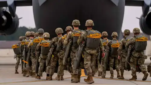 قوات أمريكية تستعد للإقلاع على متن طائرة عسكرية