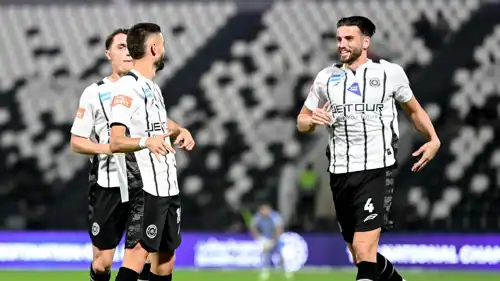 لاعبو الشباب بعد تسجيل الهدف