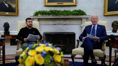 الرئيس الأمريكي جو بايدن ونظيره الأوكراني فولوديمير زيلينسكي في لقاء سابق