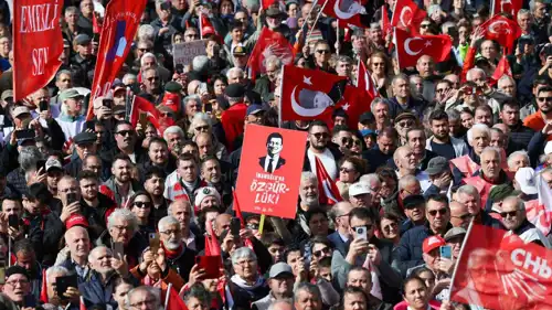 أنصار حزب الشعب الجمهوري خلال مظاهرة