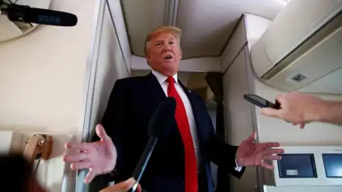 ترامب يدلي بتصريحات على متن الطائرة الرئاسية