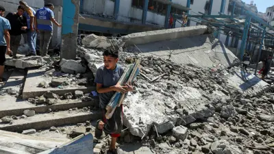 آثار قصف إسرائيلي على مدرسة للأونروا بمخيم النصيرات