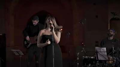 الفنانة الإيرانية برستو أحمدي على المسرح