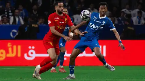 مباراة سابقة بين الهلال والقادسية في دوري روشن السعودي