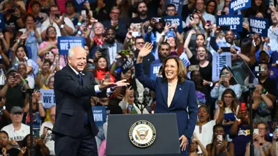 كامالا هاريس بجانب نائبها حاكم مينيسوتا تيم فالز