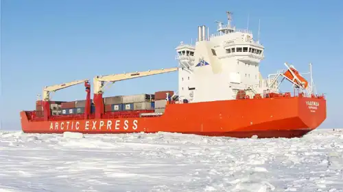 سفينة في القطب الشمالي