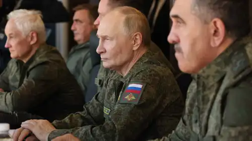 الرئيس الروسي خلال حضوره مناورات "زاباد 2025"