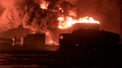 حريق في مستودع للنفط في ميناء الحديدة باليمن جراء القصف الإسرائيلي