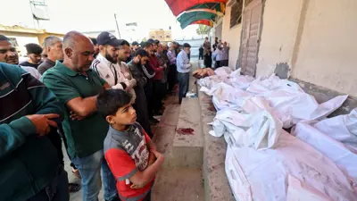 مشيعون يصلون على ضحايا الغارات الإسرائيلية 