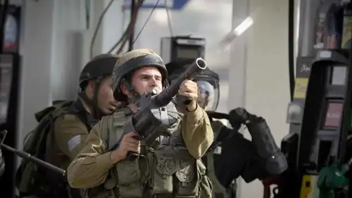 جندي إسرائيلي يطلق النار تجاه فلسطينيين في القدس