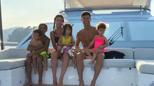 رونالدو وعائلته على متن أحد اليخوت 