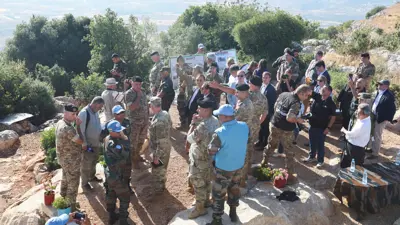 عناصر من اليونيفيل مع جنود وضباط الجيش اللبناني