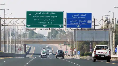 يافطة إرشادية على طريق مطار الكويت الدولي