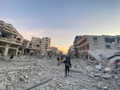 عودة بعض النازحين إلى بلداتهم في غزة