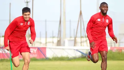 أرموند كوه (يمين) وفهد المسماري (يسار) لاعب الإفريقي التونسي