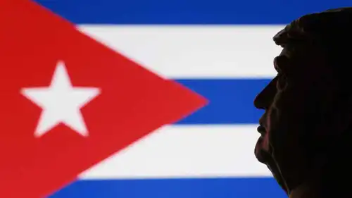 مجسم لدونالد ترامب وعلم كوبا