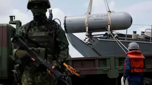 جنود يحملون ألغامًا بحرية خلال مناورة عسكرية في تايوان