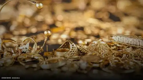 مفاجأة في بغداد.. العثور على خزنة غامضة مليئة بالذهب والدولارات