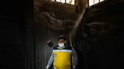 رجل من فريق الخوذ البيضاء في قبو بحي السبينة