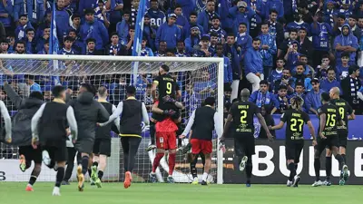 لاعبو الاتحاد السعودي يحتفلون مع رايكوفيتش