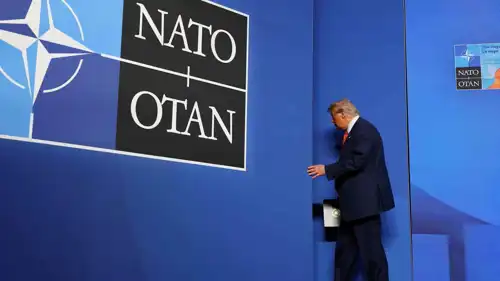 ترامب خلال مغادرته اجتماعاً في مقر الناتو