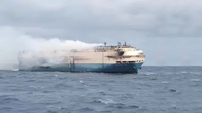 إحدى السفن التي تعرضت لهجمات ميليشيا الحوثي