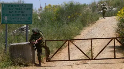 جندي إسرائيلي في منطقة عسكرية مغلقة قرب الحدود اللبنانية