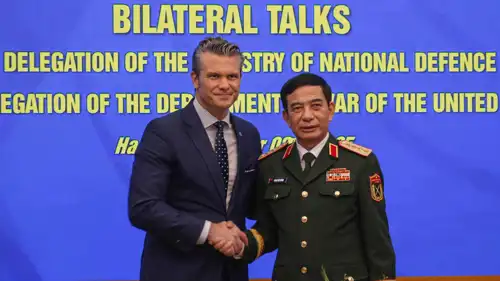 بيت هيغسيث يصافح نضيره الفيتنامي فان فان جيانغ