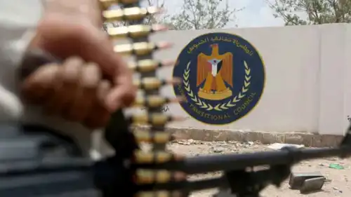 مقاتل في المجلس الانتقالي الجنوبي أمام أحد مقرات المجلس