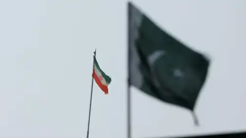 العلمان الباكستاني والإيراني