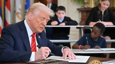 لحظة توقيع الرئيس الأمريكي على إغلاق وزارة التعليم