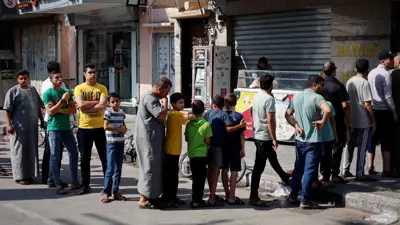 غزيون ينتظرون المساعدات