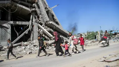 نازحون وسط مبان مدمرة في غزة