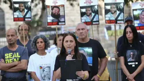 أهالي الرهائن الإسرائيليين في وقفة أمام منزل نتنياهو