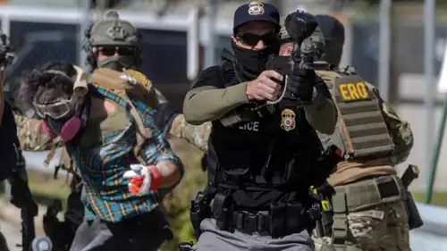 احتجاز متظاهر خارج مقر لدائرة الهجرة والجمارك في برودفيو